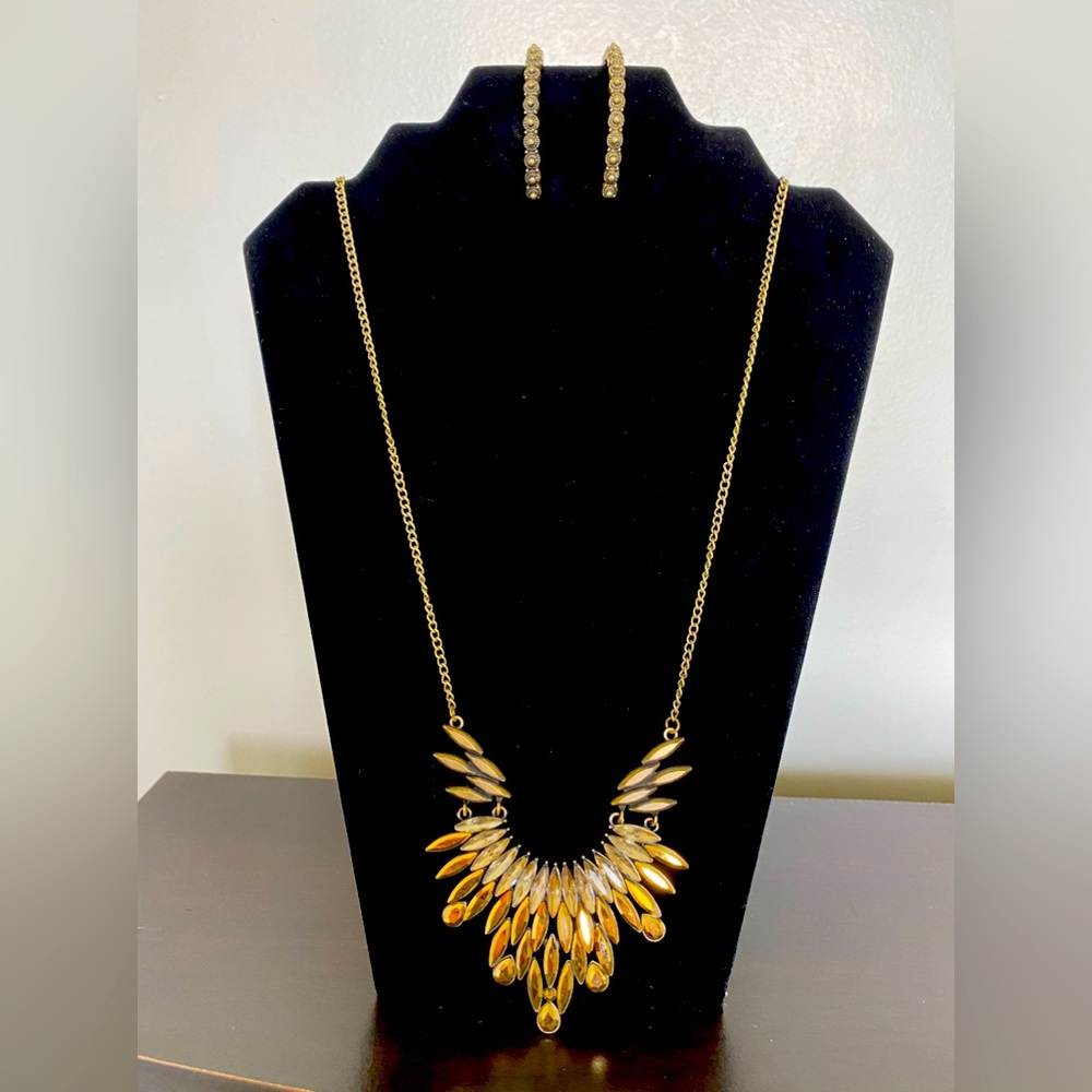 Beautiful Gold necklace & hoop earrings